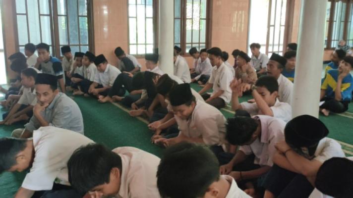 Sholat Dzuhur Berjamaah: Membentuk Karakter dan Kebiasaan Baik Siswa