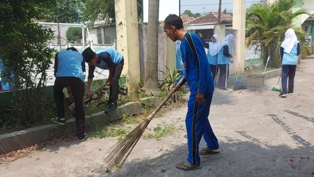Kerja Bakti Membersihkan Sekolah: Belajar Peduli dan Bertanggung Jawab