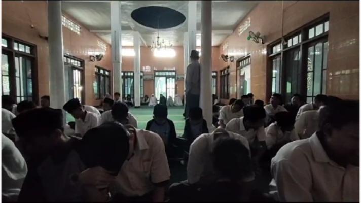 Sholat Dzuhur Berjamaah: Membentuk Karakter dan Kebiasaan Baik Siswa